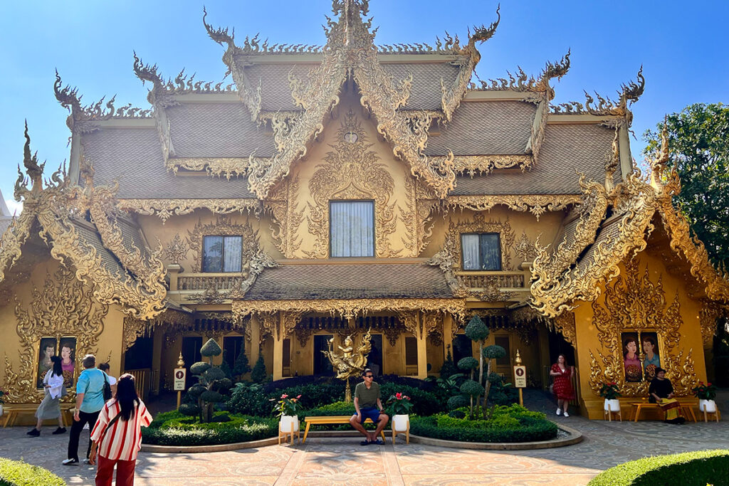 les toilettes de wat rong khun